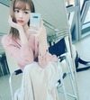 강아랑의 SNS 속 근황을 살펴보니…의자에 앉아서 거울 셀카를 찍고 있는 사진 공개