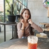 ‘손지현’ 손지현은 한 카페에서 휴식을 취하고 있다