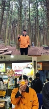 ‘비투비’ 포즈를 취한 채 카메라를 보고 있다