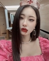 ‘경리’ 원피스를 입고 카메라를 바라보고 있다