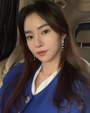 ‘황승언’ 카메라를 바라보며 셀카를 찍고 있는 모습이다
