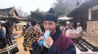 설현, 상투 틀어도 무결점 미모...아이스크림 먹방 중 찰칵