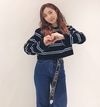 ‘공민지’ 하트를 만들고 귀여운 미소를 지어보였다