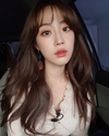‘허영지’ 허영지는 니트를 입은 채 포즈를 취하고 있다