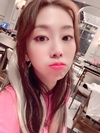‘러블리즈’ 살짝 내밀며 카메라를 응시하고 있다
