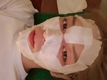 ‘제이와이제이’ 누워서 피부 관리를 받고 있다