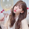 ‘아이즈원’ 들고 카메라를 응시하는 모습이다