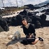 ‘권소현’ 권소현은 해변가에서 반려견과 앉아 있는 모습이다