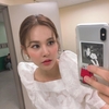 ‘아이비’ 하얀색 원피스를 입고 셀카를 찍고 있는 모습이다