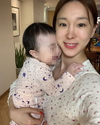 ‘이지혜’ 딸을 품에 안고 미소 짓고 있다