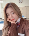 ‘우주소녀’ 입고 교실에 앉아 있는 모습이다