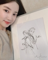 박초롱, SNS를 통해 29일 일상 그림을 들고 있는 사진 공개