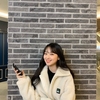 ‘이수민’ 만지며 카메라를 응시하고 있다