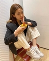 ‘레드벨벳’ 사진 속 예리는 핼로윈 컵케이크를 든 모습이다