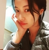‘황정음’ 몸매와 브이라인을 뽐내며 사진을 찍고 있다