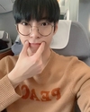 ‘엔씨티’ 기내에서 안경을 쓴 채 사진을 찍고 있다