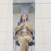 문별(마마무), 앉아서 거울 셀카를 찍고 있는 사진을 게재