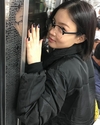 ‘이하이’ 안경부터 손톱까지 올블랙 패션으로 지하철에 탑승한 모습이다