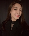 ‘보라’ 검은색 의상을 입은 채 카메라를 바라보는 모습이다