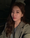 ‘수지’ 수지는 카메라를 응시하며 사진을 찍고 있다