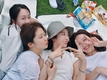 ‘브이아이피’ 이청아는 행복하게 피크닉을 즐기는 듯하다