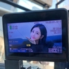 ‘박소연’ 속 소연은 소파에 앉아 포즈를 취하고 있다