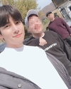 ‘지창욱’ 함께 카메라를 보며 셀카를 찍고 있는 모습이다