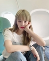 ‘이유비’ 청바지를 입고 앉아 있는 모습이다