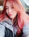 ‘에이오에이’ 찬미는 붉은 헤어컬러로 변신한 모습이다