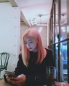 김채원, SNS를 통해 6일 일상 스마트폰을 보고 있는 사진 공개