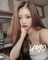 ‘러블리즈’ 입고 턱을 괸 채 카메라를 응시하고 있다