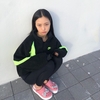 ‘고민시’ 신고 쪼그려 앉은 모습이다