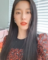 ‘에이오에이’ 머리를 길게 늘어트린채 셀카를 찍고 있는 모습이다