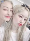 ‘트와이스’ 다현에게 볼을 맞댄 채 윙크하고 있다