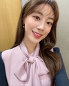 ‘허영지’ 연보라 컬러 블라우스를 입은 허영지 모습이다