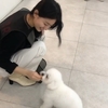 ‘수지’ 데지를 만지고 있는 모습이다