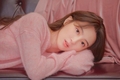 ‘정혜성’ 입고 소파에 옆으로 누워 있는 모습이다