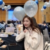 ‘레이디제인’ 풍선을 들고 포즈를 취하고 있다