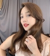 ‘유진’ 의상을 입고 포즈를 취하고 있다