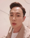 ‘장성규’ 올리고 카메라를 보며 셀카를 찍고 있는 모습이다