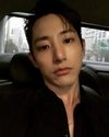 ‘이수혁’ 셀카를 찍는 이수혁 모습이 담겼다