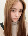 ‘티아라’ 통해 Brown이라는 글과 함께 사진을 게재했다