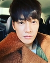‘김영광’ 김영광은 차 안에서 셀카를 찍고 있다