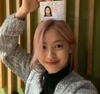 ‘있지’ 류진은 수험표를 들고 셀카를 찍고 있다