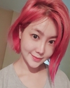 ‘솔비’ 응시하며 셀카를 남기고 있다