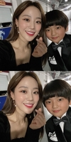 ‘허영지’ 미소를 지으며 김강훈과 함께 카메라를 바라보고 있다