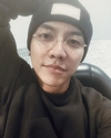 ‘이승기’ 속 이승기는 카메라를 향해 셀카를 찍고 있다