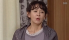 '맛 좀 보실래요' 와라고 물으며 웃어 보인다 