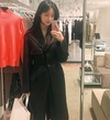 ‘오연서’ 롱코트를 차려입고 포즈를 취하고 있다