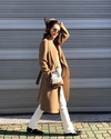 ‘채정안’ 코트를 입고 거리를 활보하고 있다
